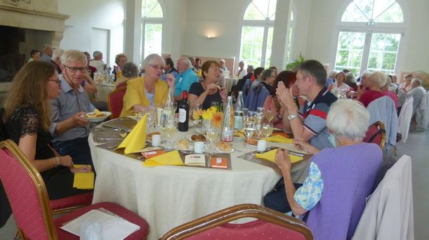 repas (photo Association des Retraités d'Eaubonne)