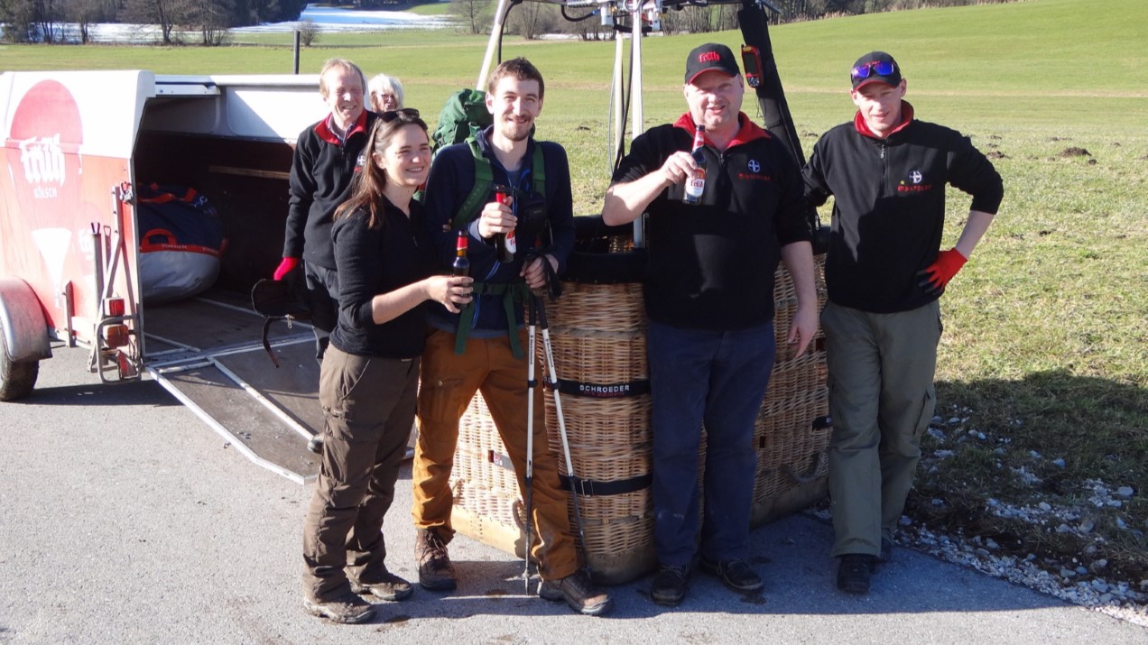 Une bière avec l’équipe de la montgolfière