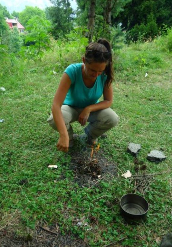 Amélie en train de cuisiner en Géorgie