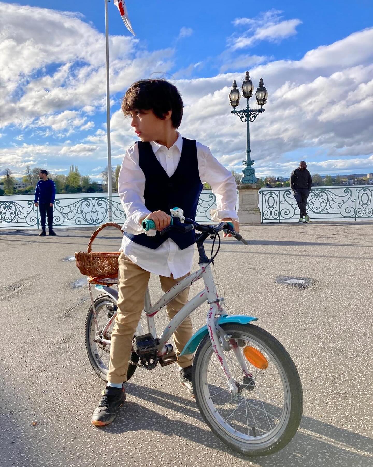 LE TRAQUENARD Pierrot sur son petit v&eacute;lo
