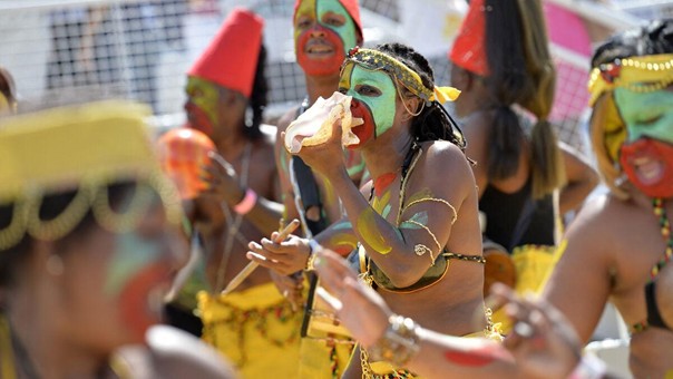 Une danseuse au carnaval de Guyane - copie Miguel Medina AFP