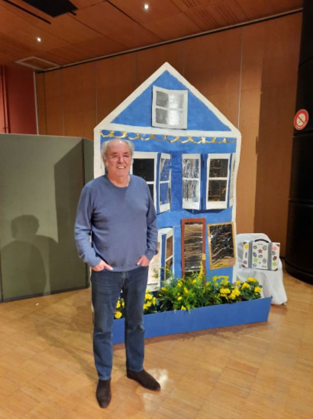 Maxime Le Foresteir devant la maison bleue!