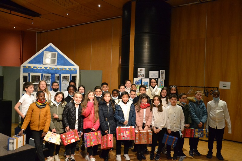 Les enfants de Franconville devant la mason bleue de Maxime le Forestier
