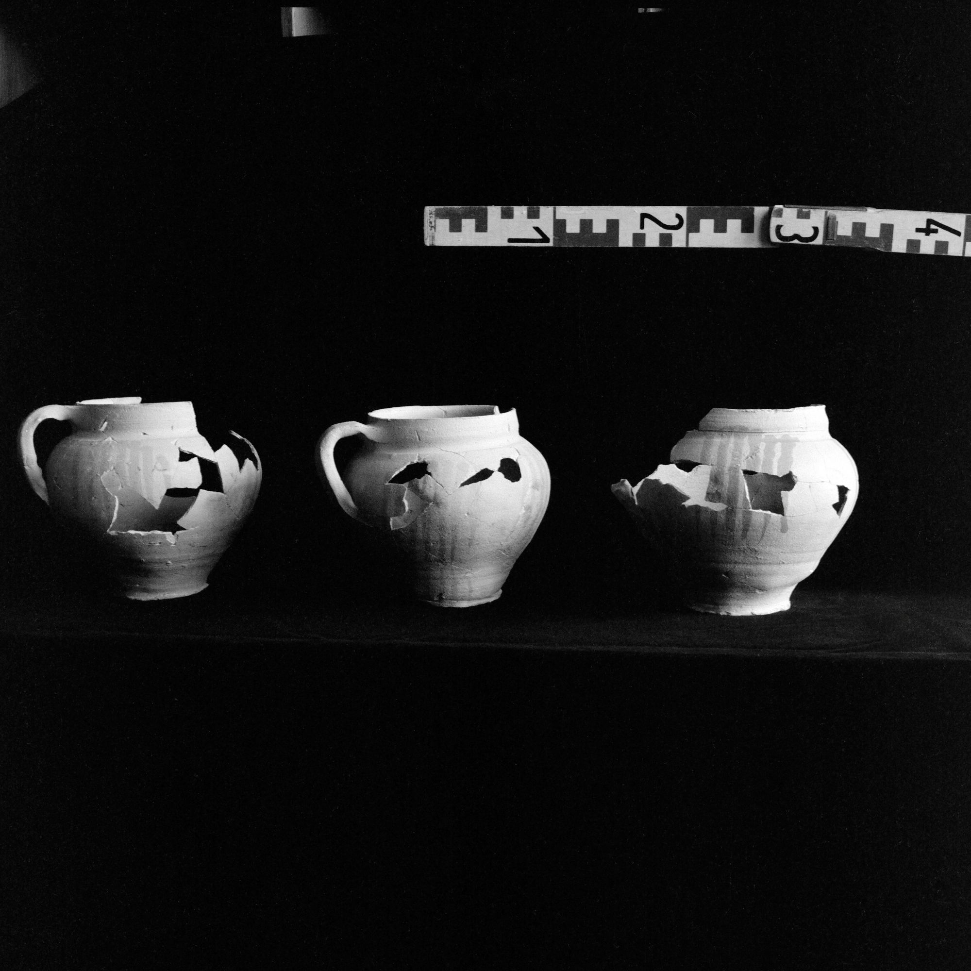 C&eacute;ramiques m&eacute;di&eacute;vales XIIe si&egrave;cle de l'&eacute;glise Saint-Martin (Clich&eacute; SDAVO 1987)