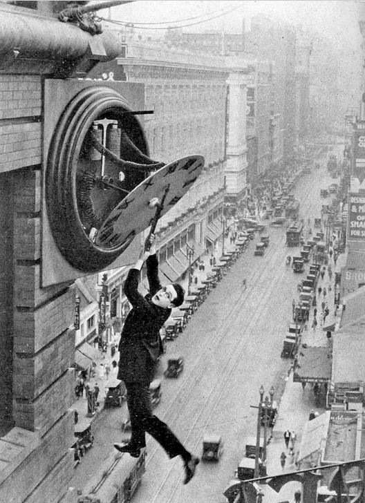 Harold lloyd dans Safety last ! (Monte là-dessus !).