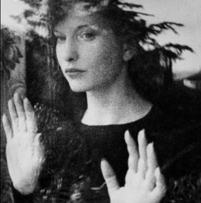 Maya Deren dans Meshes of the afternoon