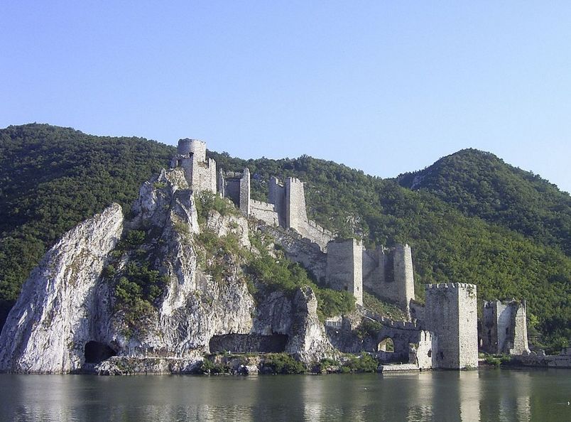 La Forteresse de Golubac au bord du Danube