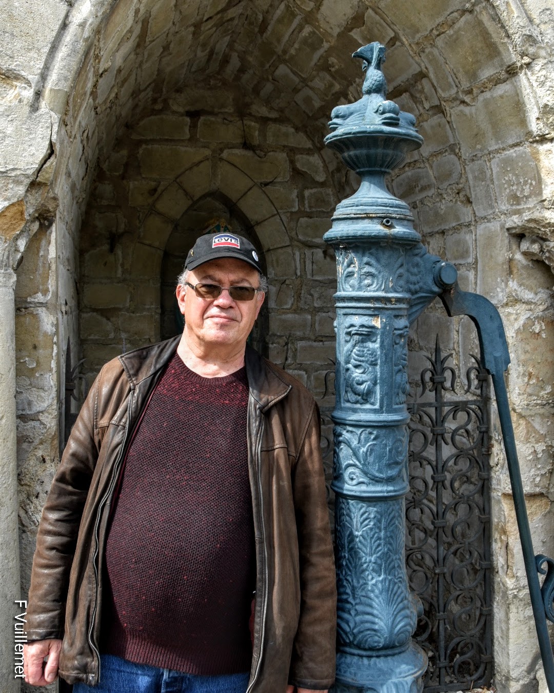 François Vuillemet devant la fontaine Saint-Pry