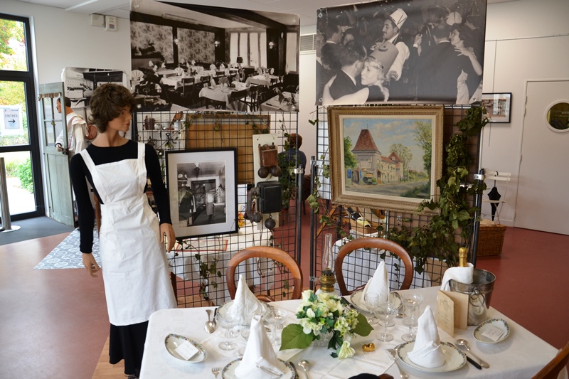Salle de restaurant - expo consacrée à l'Auberge du Gros Noyer de Saint-Prix