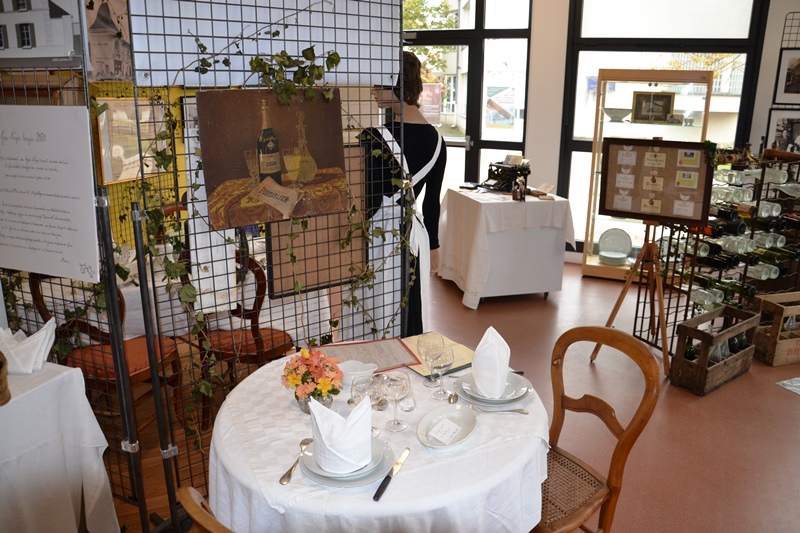 Salle de restaurant - expo consacrée à l'Auberge du Gros Noyer de Saint-Prix