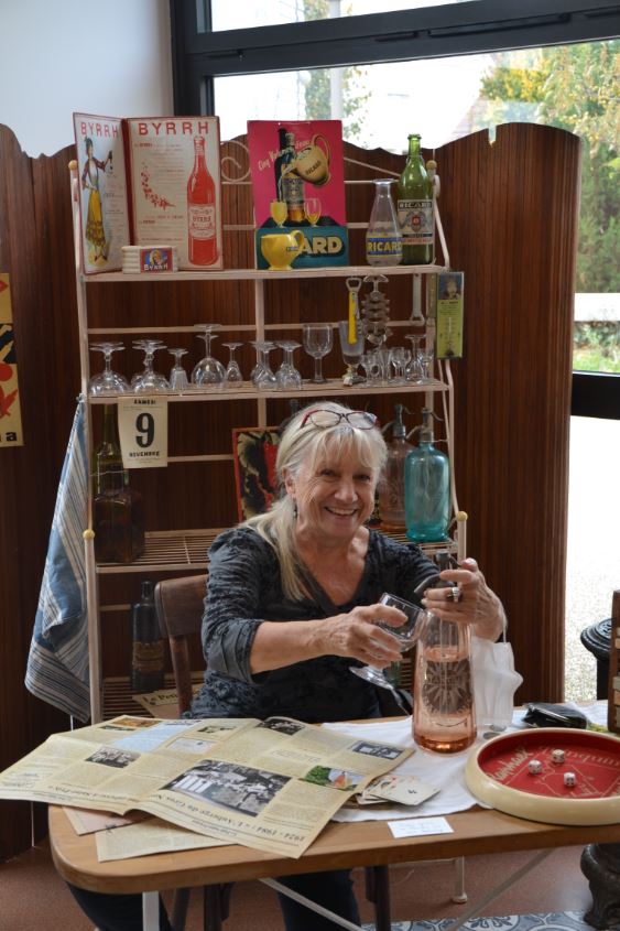 Yolande Joffrin a pris place au bar de l'Auberge du Gros Noyer !