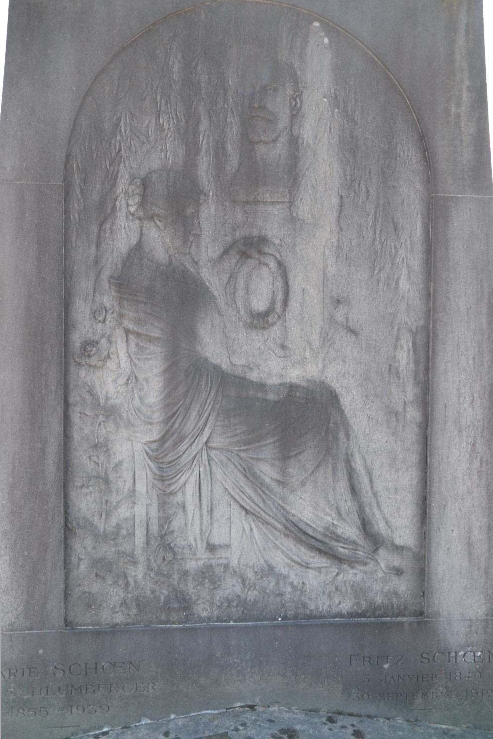 Bas relief de Marie et Fritz Schoën - cimetière Montlignon