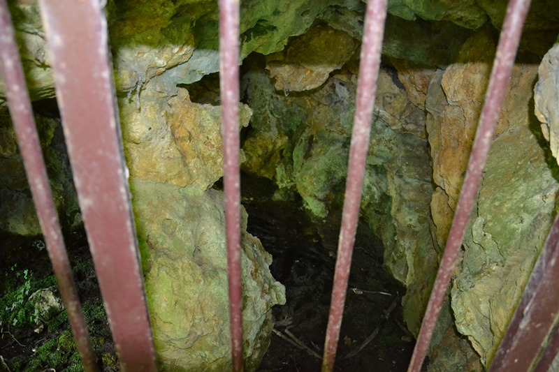 Grotte à côté de l'étang Marie