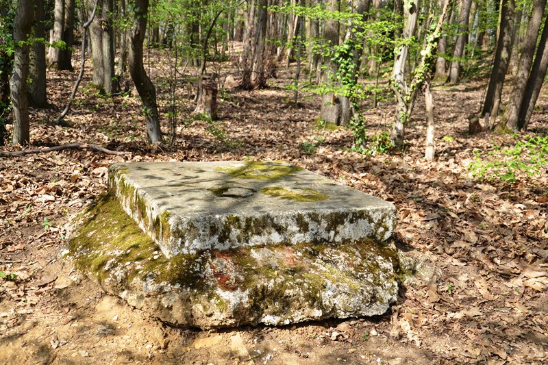 Socle de la Croix Saint-Jacques aujourd'hui disparue