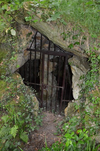 Petite grotte près de l'étang Marie