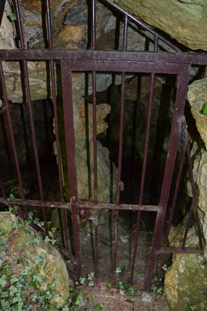 Petite grotte près de l'étang Marie