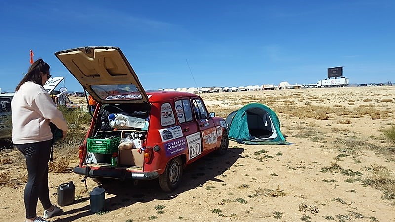 4L Trophy La 4L est encore très chargée avant le dons des fournitures