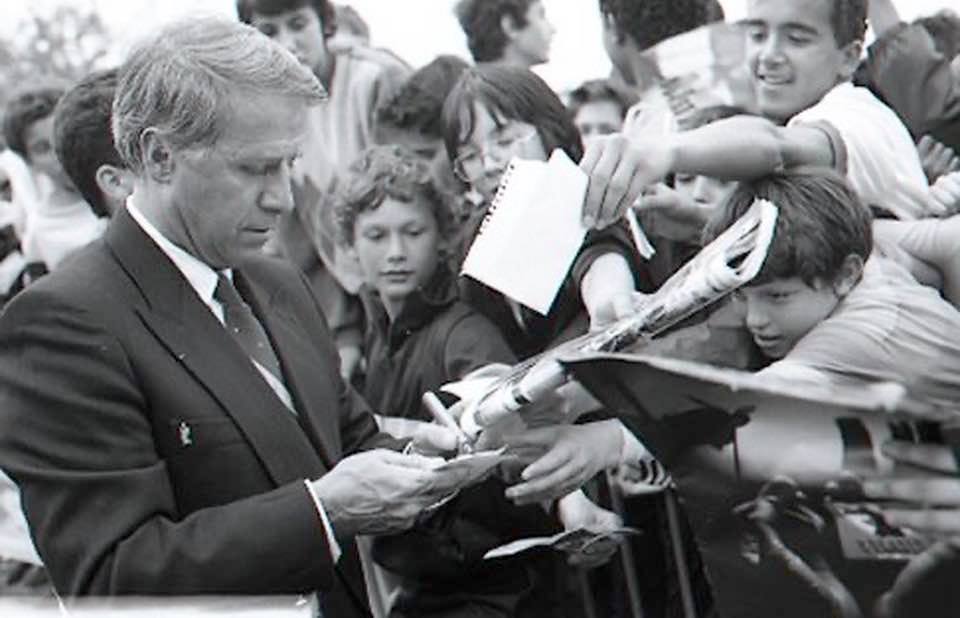 Michel Hidalgo signe avec plaisir de nombreux autographes