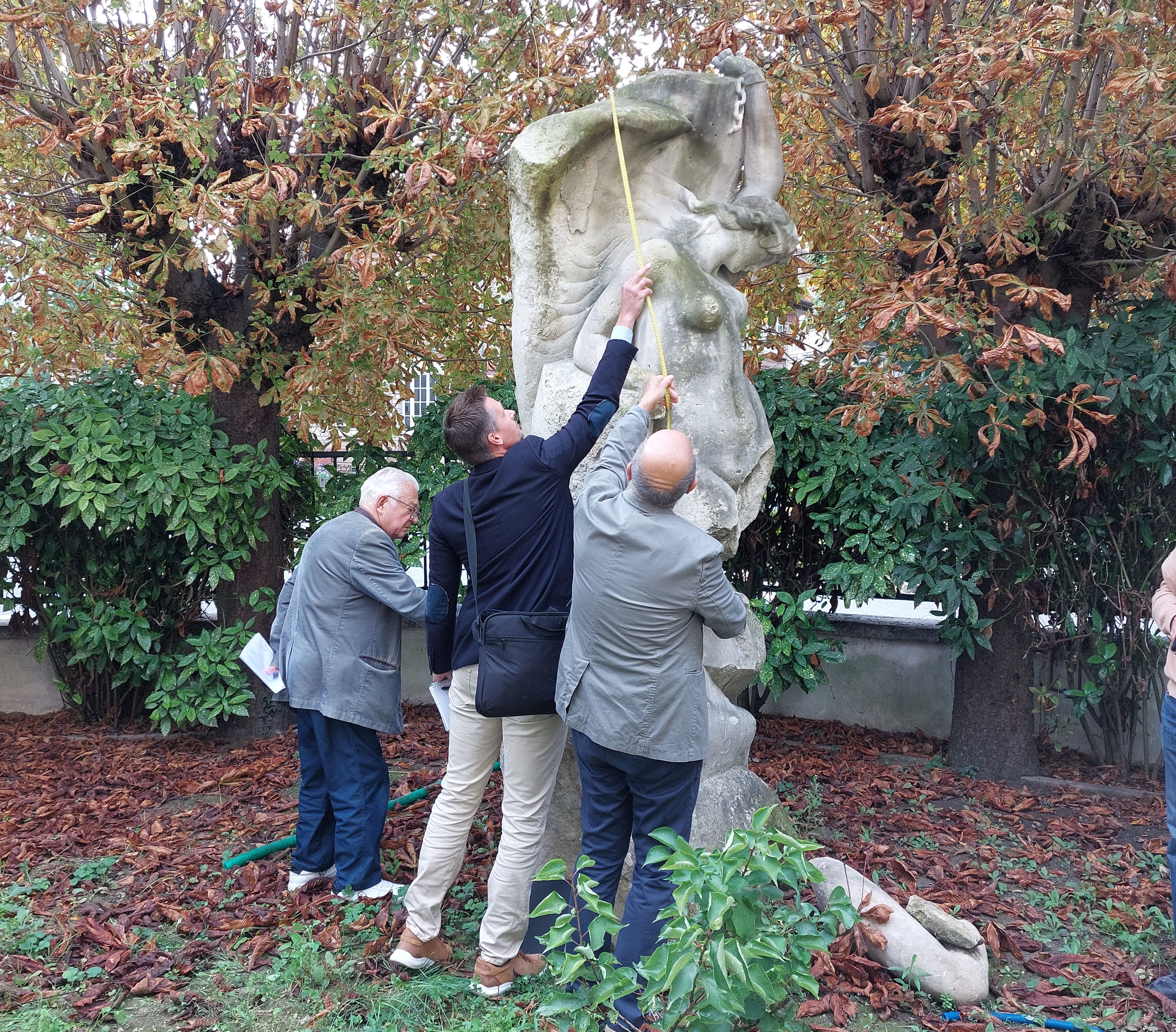 Au chevet de la statue d'Andromède (photo asgvo)