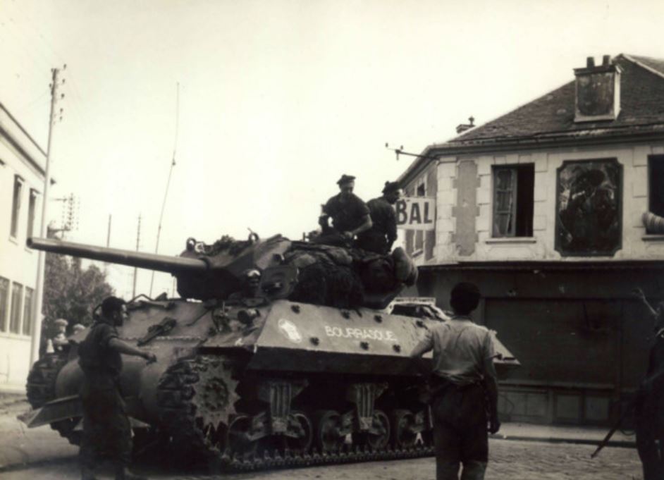 Tank Bourrasque au carrefour du Nègre (Collection Jean-Pierre Bousquet)