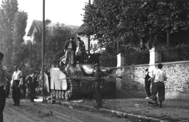 Char dans la rue de Saint-Leu (Collection Jean-Pierre Bousquet)