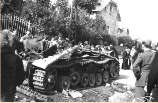 Char allemand pulvérisé au carrefour des trois communes (Collection Jean-Pierre Bousquet)