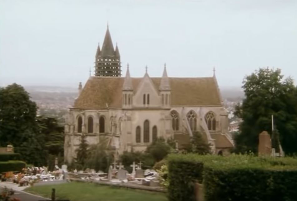 Eglsie et cimetière de Taverny (extrait de Chapeau melon et Bottes en cuir)