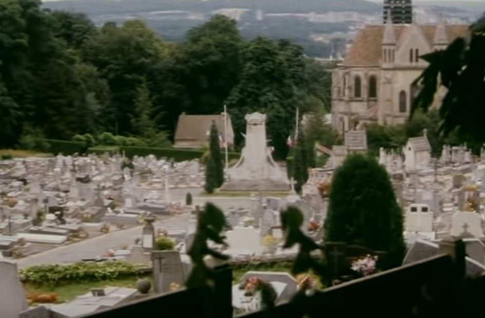 Eglsie et cimetière de Taverny (extrait de Chapeau melon et Bottes en cuir)