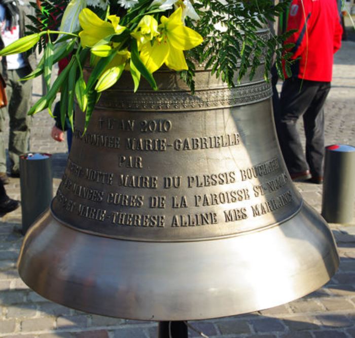 La cloche Marie-Gabrielle lors de sa bénédiction (photo Eric Darvoy)