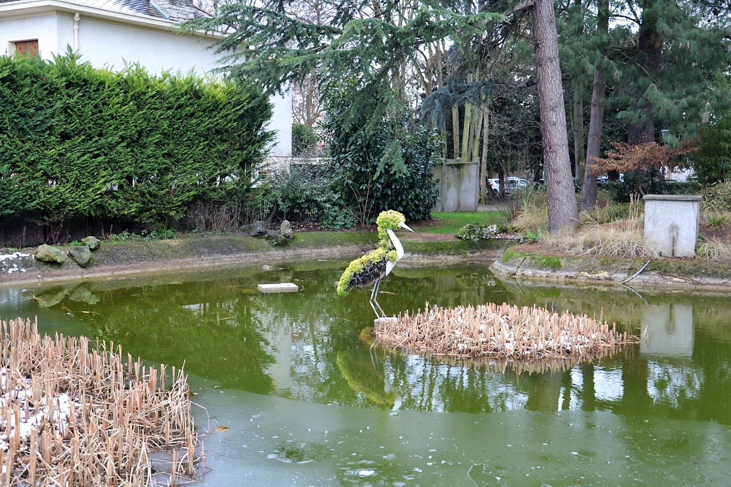 Bassin situé dans le parc du Château du Clos de l'Olive à Eaubonne