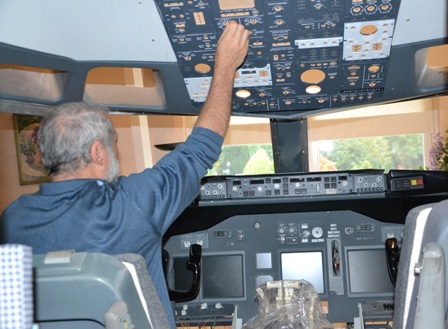 Dave Habert à bord du cokpit du Boeing 737 