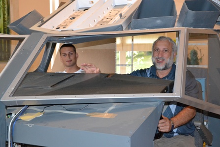 Dave et Olivier Habert à bord du cockpit du Boeing 737