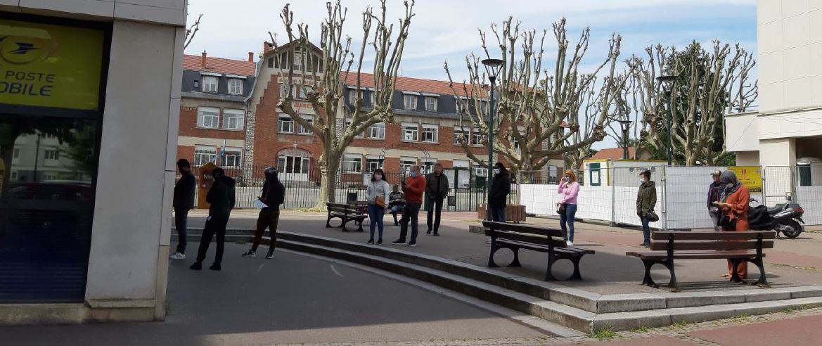 Devant la Poste de Saint-Gratien - Photo de François Paget 