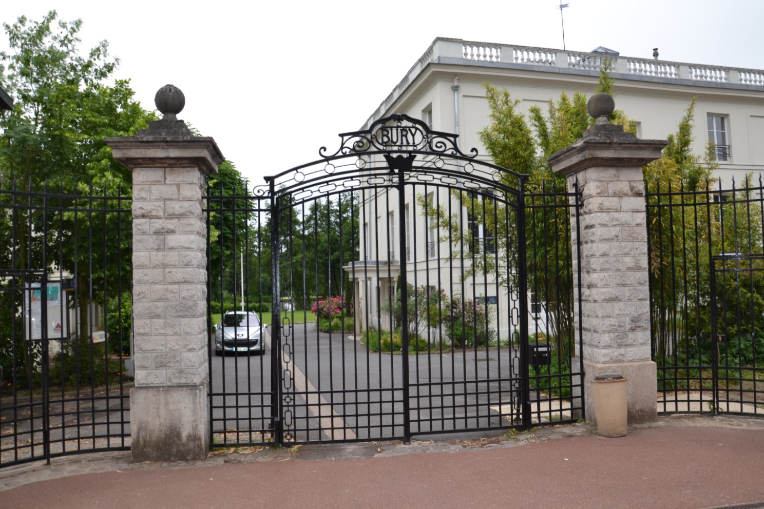 Entrée du domaine de Bury