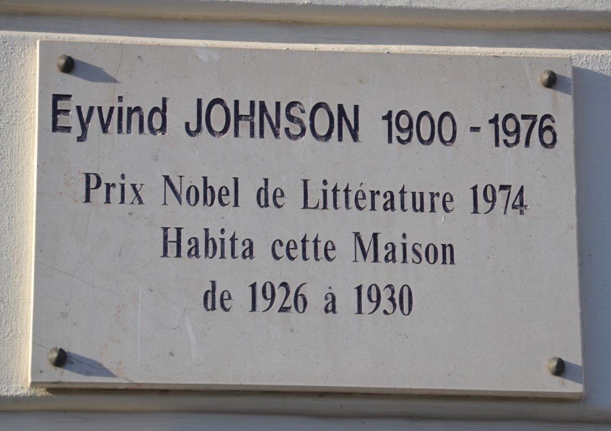 Plaque historique située sur le mur de l'immeuble.