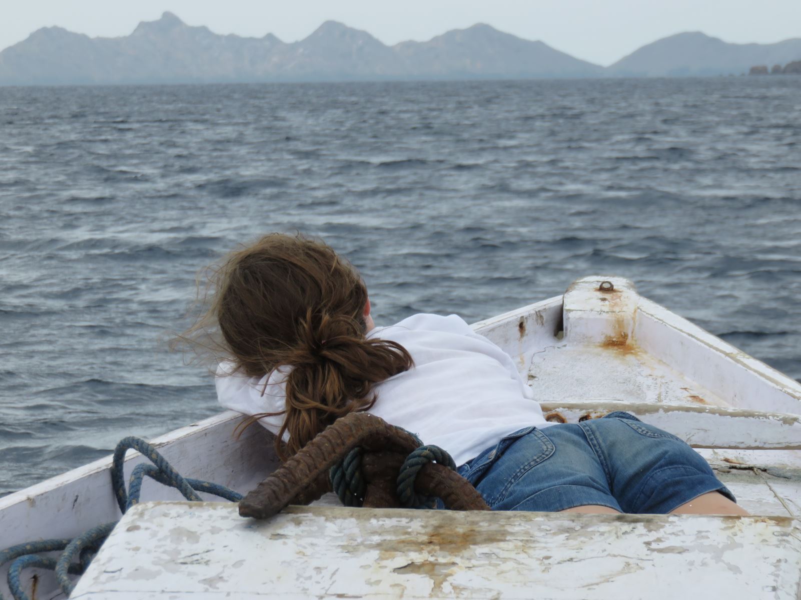 Sarah se repose sur le bateau