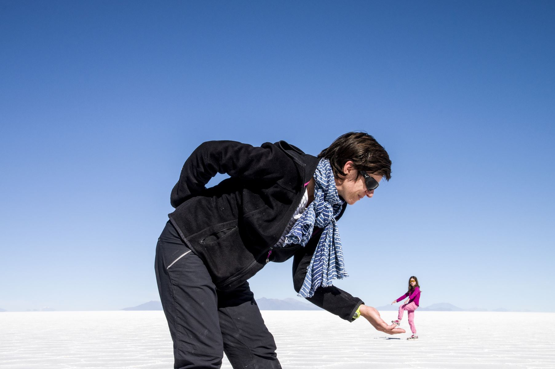 Sarah et Marie dans le Salar d'Uyuni, désert de sel