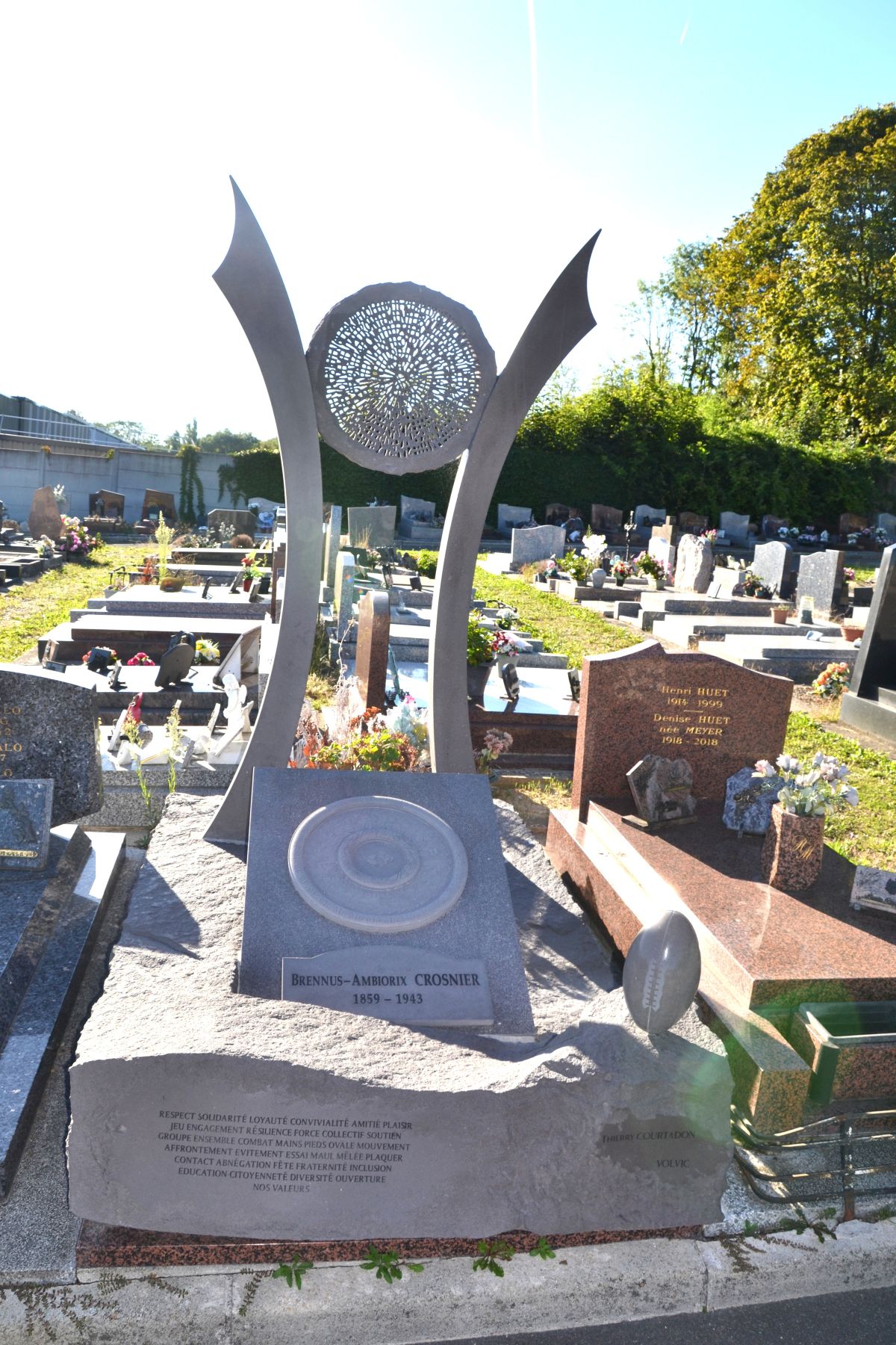 Sculpture fun&eacute;raire Charles Brennus - cimeti&egrave;re de Franconville