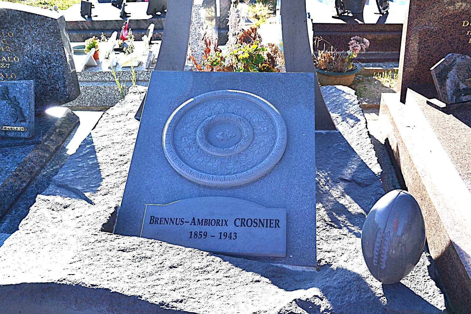 D&eacute;tail sculpture fun&eacute;raire Charles Brennus - cimeti&egrave;re de Franconville