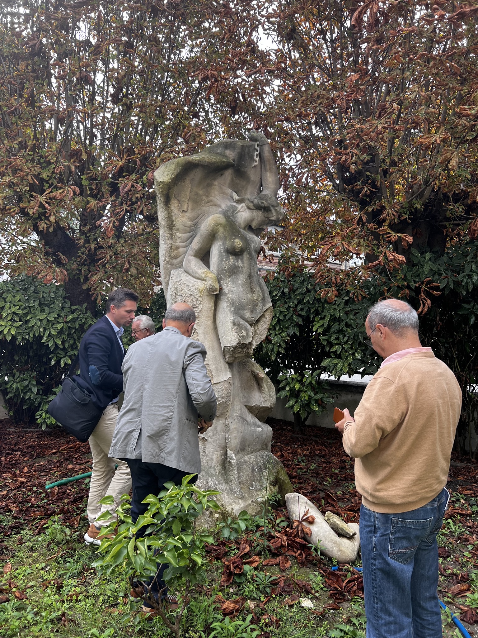Au chevet de la statue d'Andromède (photo asgvo)