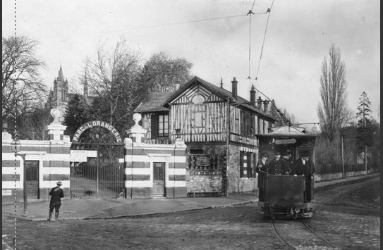 Le tramway 69, place Charles Lebrun à Montmorency