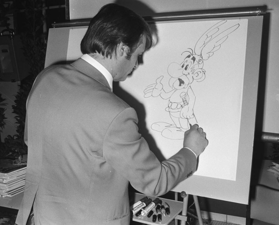 Albert Uderzo dessinant Astérix