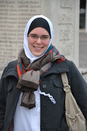 Naïma Soudani-Bailleux devant le Monument aux Morts de Soisy