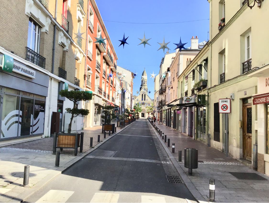 Eglise et rue de Mora à Enghien (photo JP Bousquet)