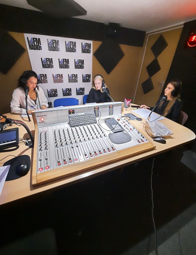 Lycéennes de Margency dans le studio de IdFM 98