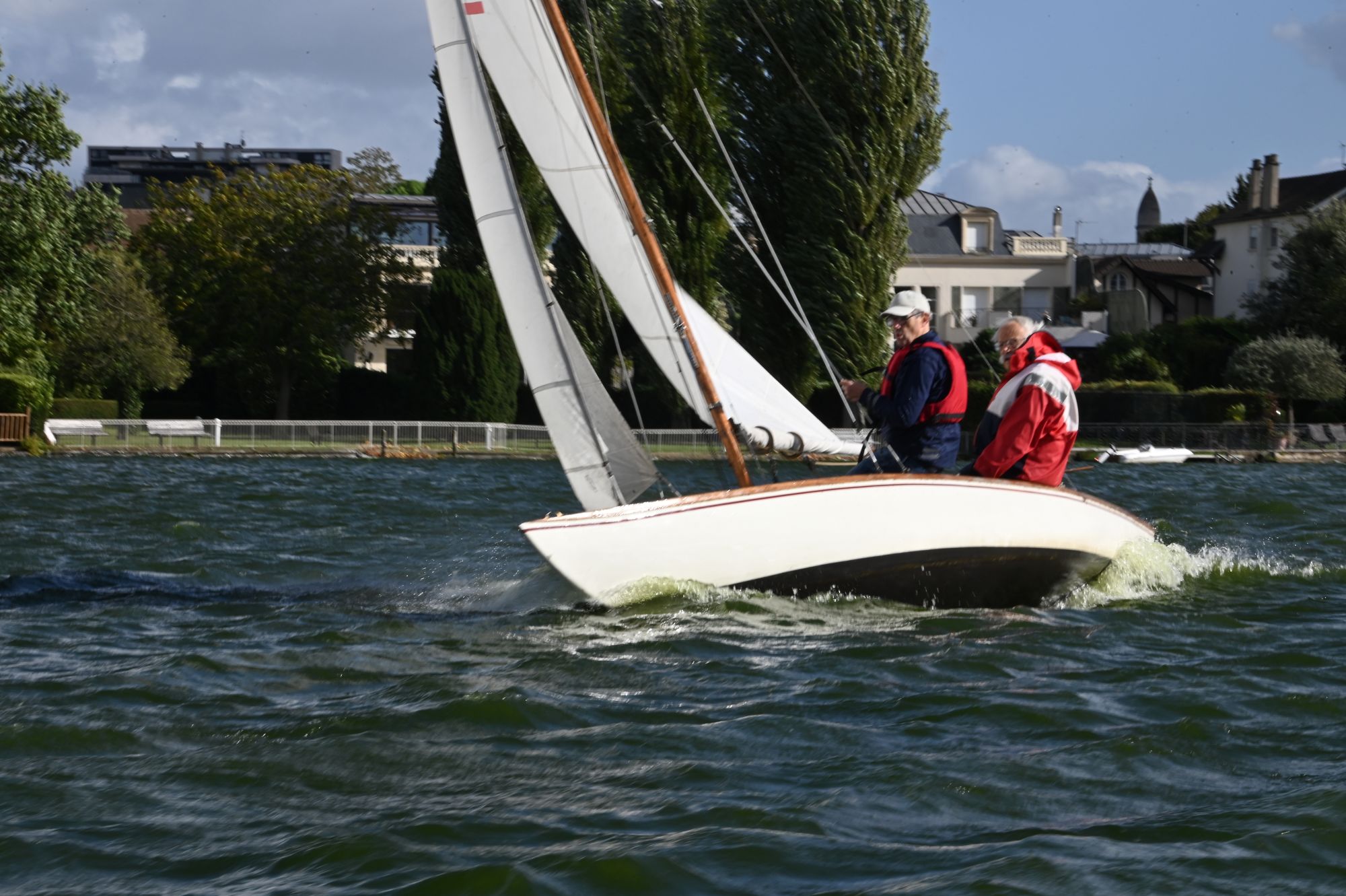 André Souchet naviguant sur le lac d'Enghien