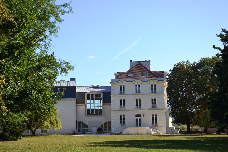 Parc Yves carric à l'arrièredu Centre culturel du Plessis-Bouchard