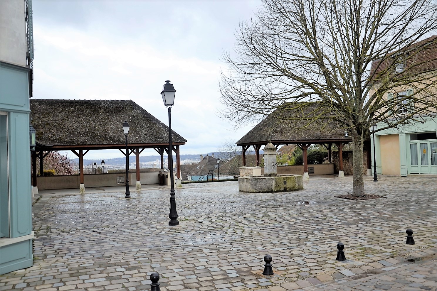 Place de la Fontaine aux Pèlerins à Saint-Prix