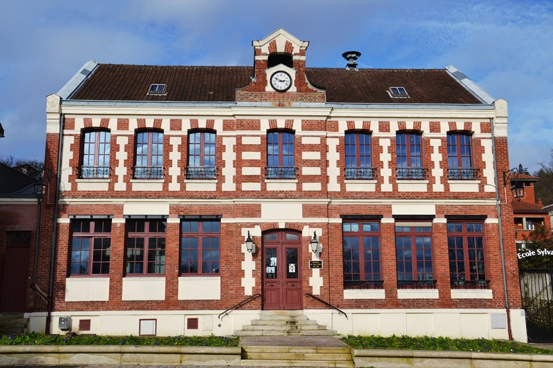 L'ancienne mairie-école devenue bibliothèque à Andilly