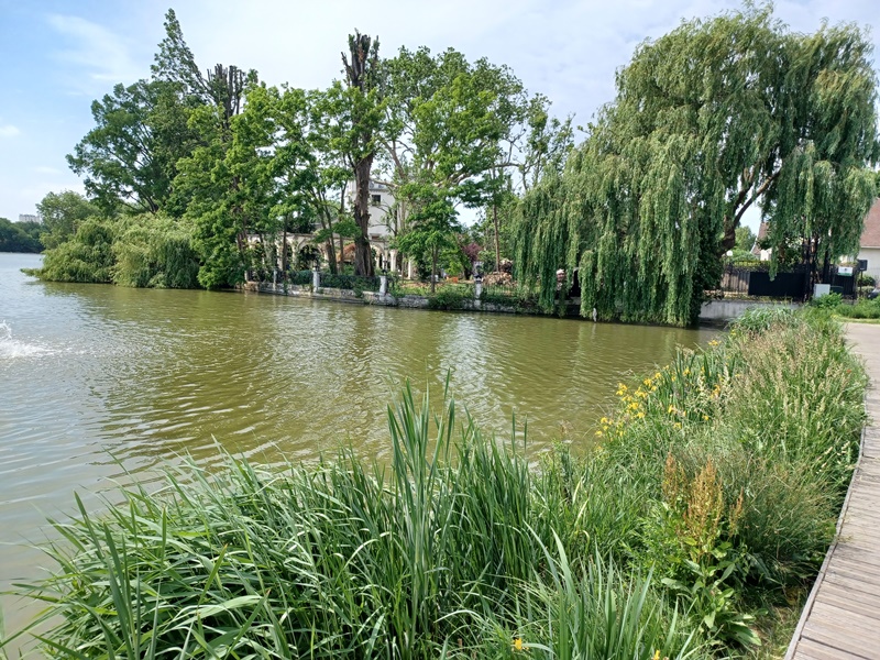 Le lac d'Enghien et le château écossais derrière les arbres